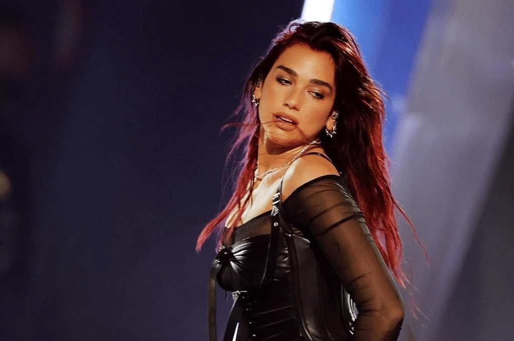 Dua Lipa é disputada por homens em hit "Training Season"