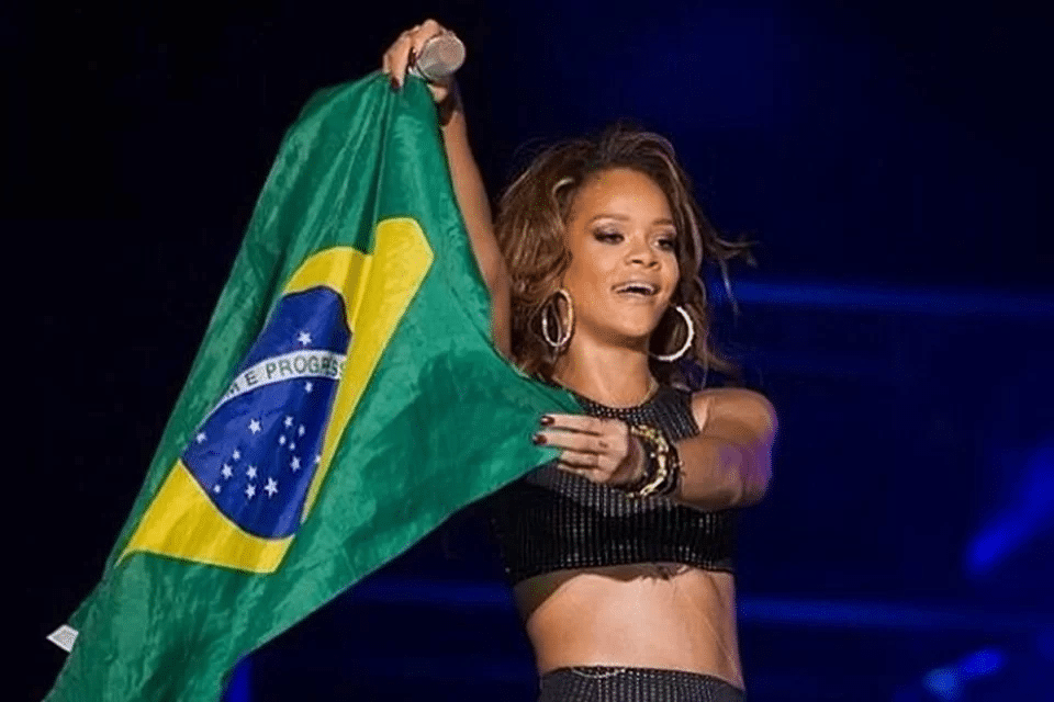 Confira fotos das passagens de Rihanna pelo Brasil: