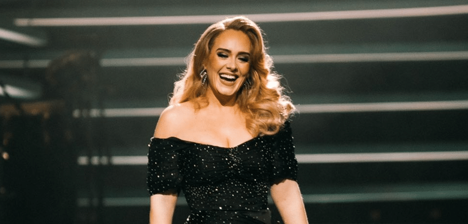 Adele viraliza com meme no evento da NBA e faz declaração sobre