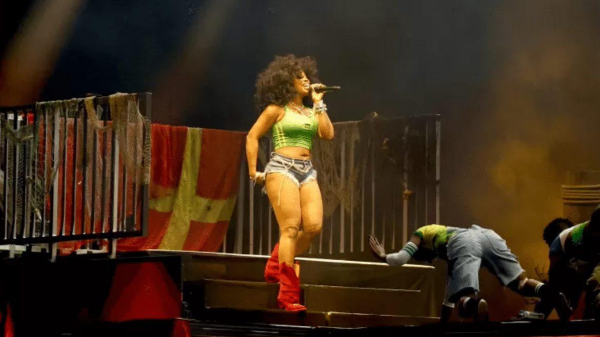 Conheça SZA, headliner do Lollapalooza e afropaty sexy