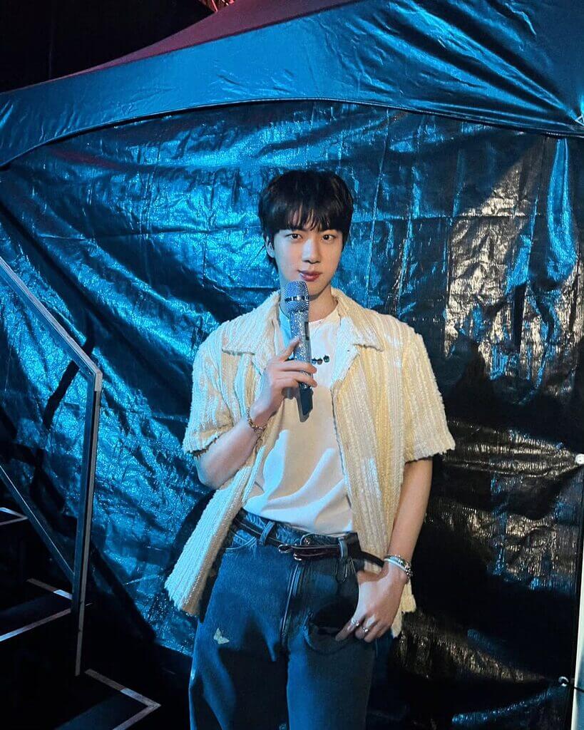 Jin do BTS com microfone