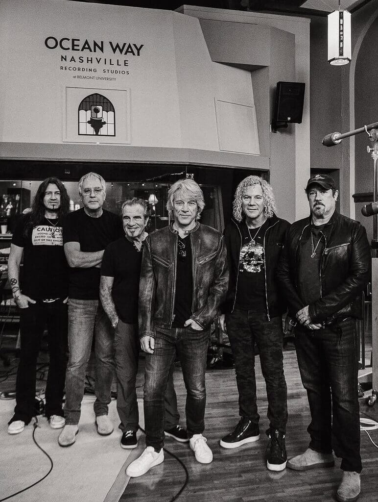 Na foto, a banda Bon Jovi em preto e branco