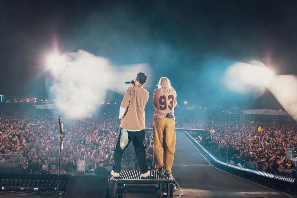 Mike Shinoda e Emily Armstrong em show