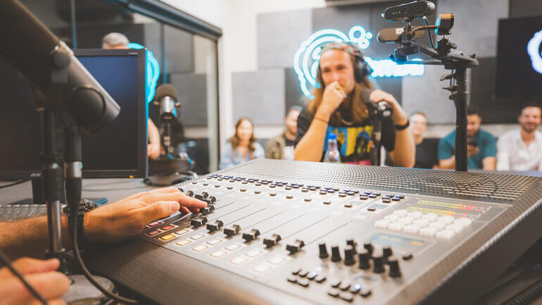 Na foto, Porã comanda a mesa na inauguração do estúdio da Rádio Atlântida Floripa, com Vitor Kley como convidado