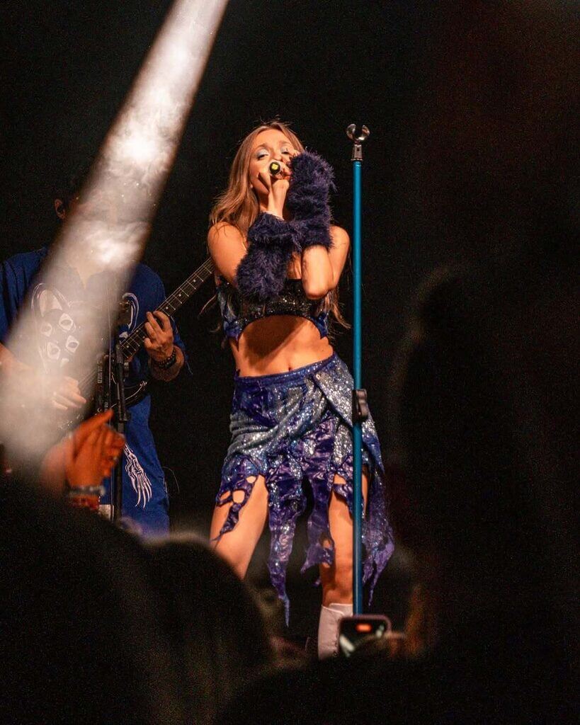 Isa Buzzi foi vencedora do Prêmio Multishow 2023, na categoria "Brasil". (Foto: Reprodução redes sociais)