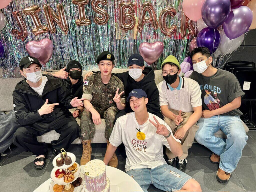 Há um ano, Jin foi o primeiro a finalizar o Serviço Militar obrigatório, seguindo por J-Hope. (Foto: Reprodução redes sociais)