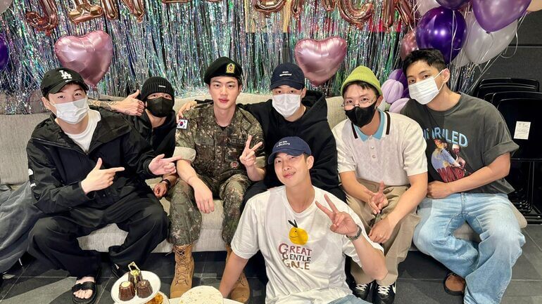Há um ano, Jin foi o primeiro a finalizar o Serviço Militar obrigatório, seguido por J-Hope. (Foto: Reprodução redes sociais)