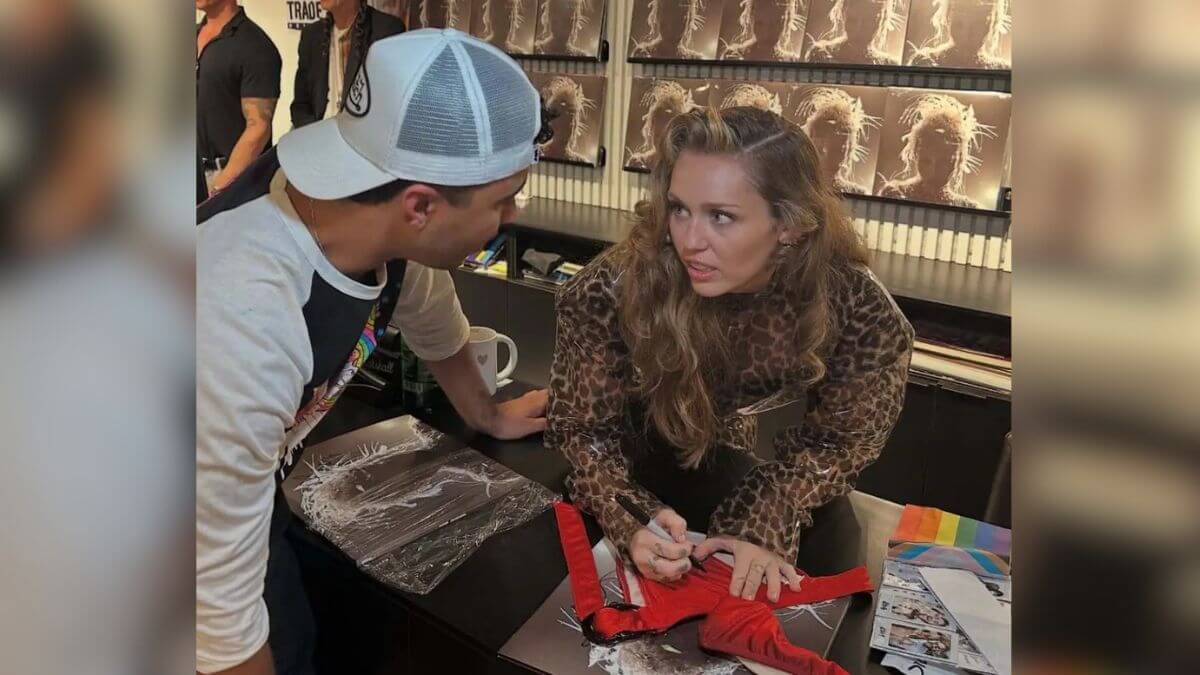Miley Cyrus assina item inusitado para fã em sessão de autógrafos