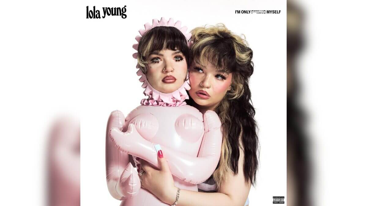 Lola Young, do hit “Messy”, anuncia novo álbum “I’m Only F**king Myself”