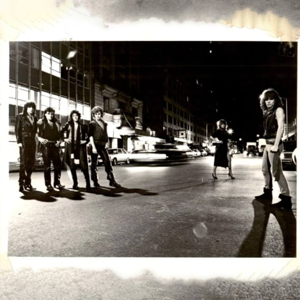 Uma foto antiga da banda em preto e branco