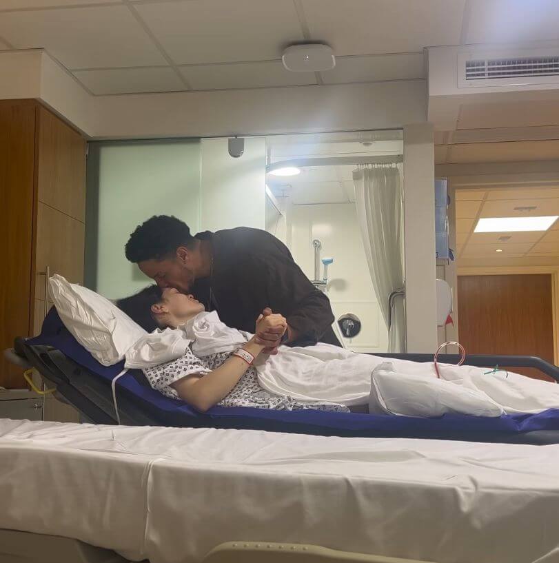 Jessie J compartilhou foto ao lado de seu marido no hospital (Foto; Reprodução, Redes Sociais)