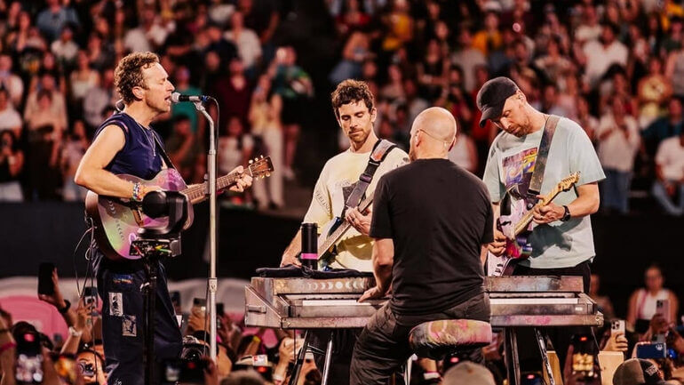 Banda coldplay tocando em estádio no México