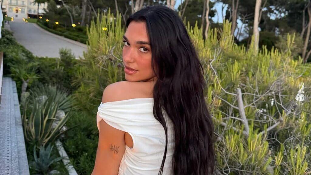 Dua Lipa confirma noivado com Callum Turner