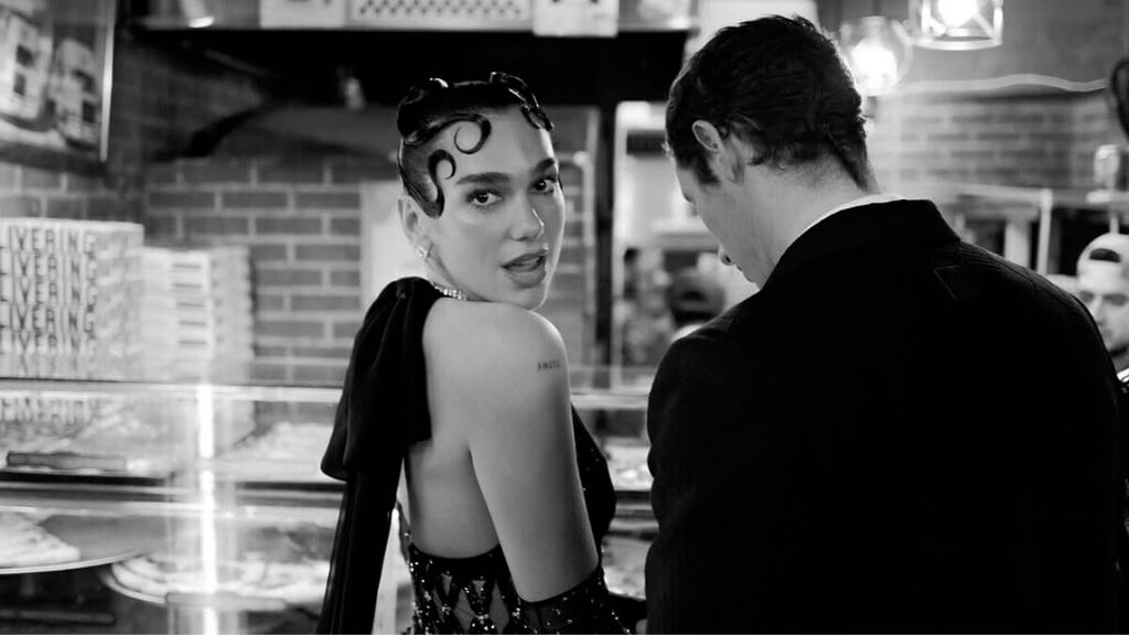 Dua Lipa confirma noivado com Callum Turner