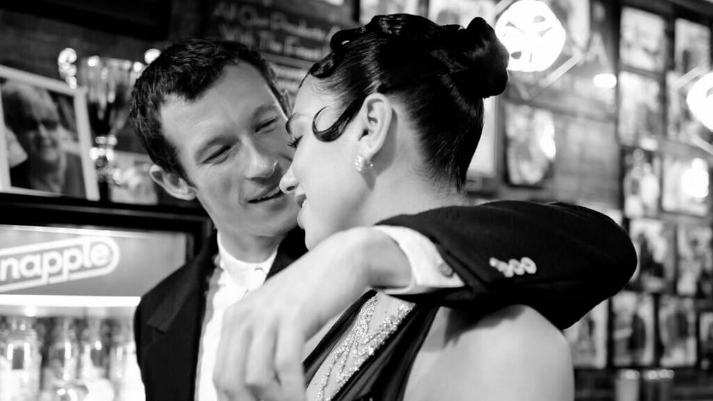 Dua Lipa confirma noivado com Callum Turner