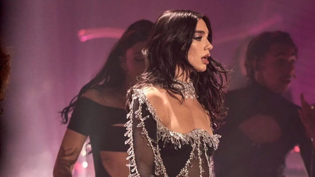 Dua Lipa confirma noivado com Callum Turner