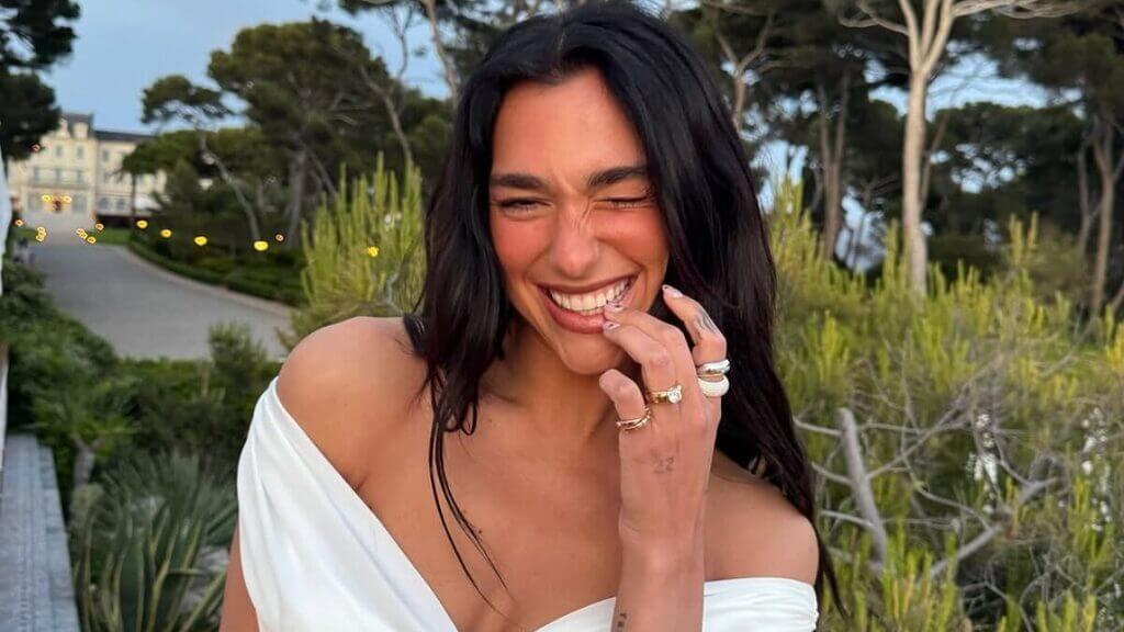 Dua Lipa confirma noivado com Callum Turner