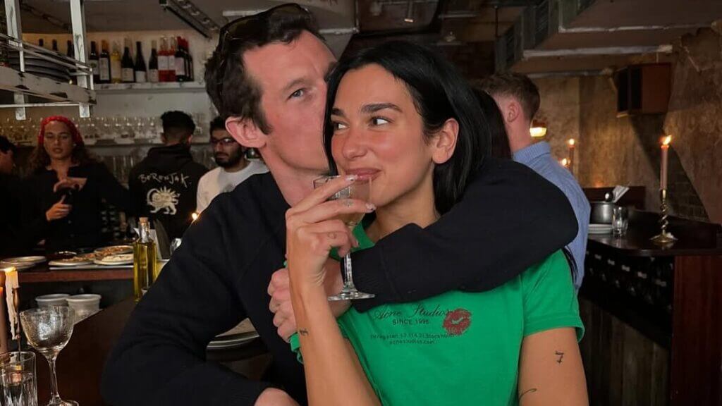 Dua Lipa confirma noivado com Callum Turner