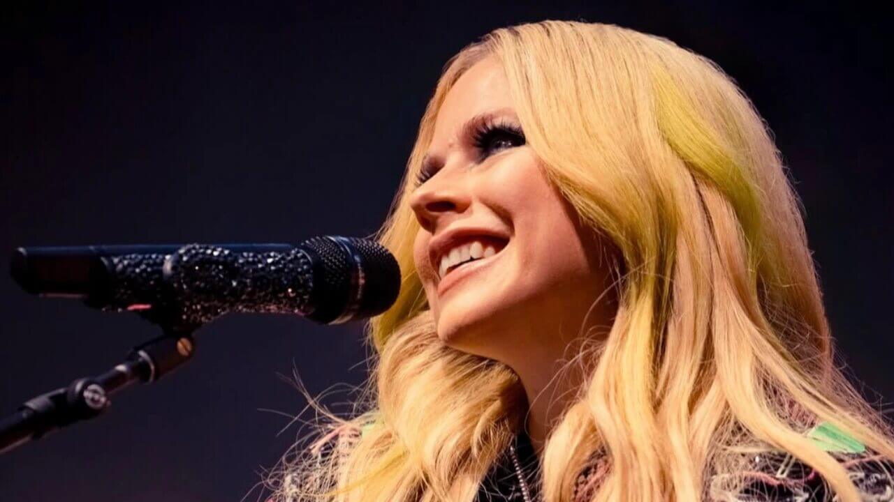 VÍDEO: Avril Lavigne faz cover de “Love Story”, sucesso da Taylor Swift, durante turnê