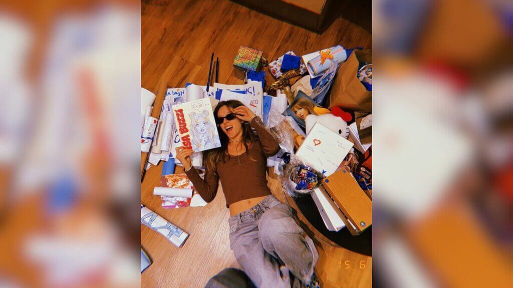 Isa afirma que uma das suas partes favoritas depois de shows é ler cartas de fãs. (Foto: reprodução, Redes Sociais)