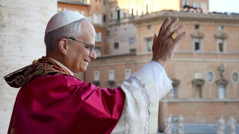 Papa Leão XIV acenando para os fiéis em primeira aparição (Foto: Divulgação, Vaticano)