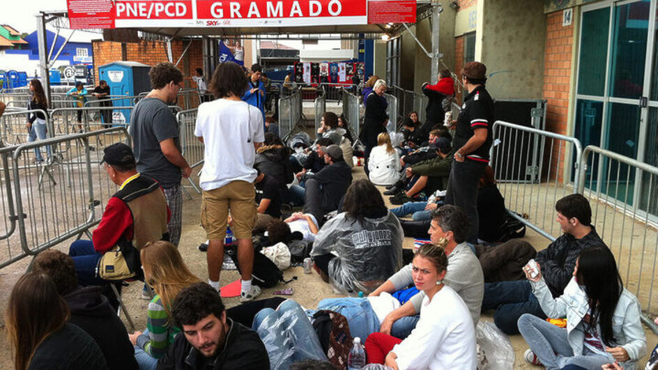 Fãs sentados esperando a abertura dos portões em 2012 (Foto: Caio Figueiredo, Arquivo DC)
