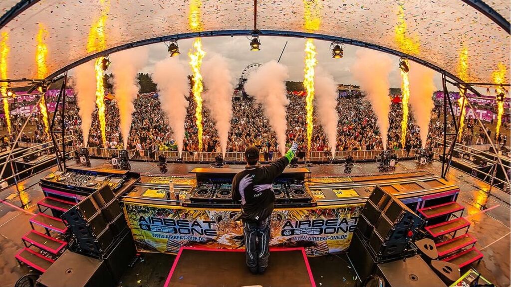 Em 2020, foi eleito o 5.º melhor DJ do mundo pela DJ Mag, subindo para o 4.º lugar entre 2021 e 2024. (Foto: Reprodução, Redes Sociais)