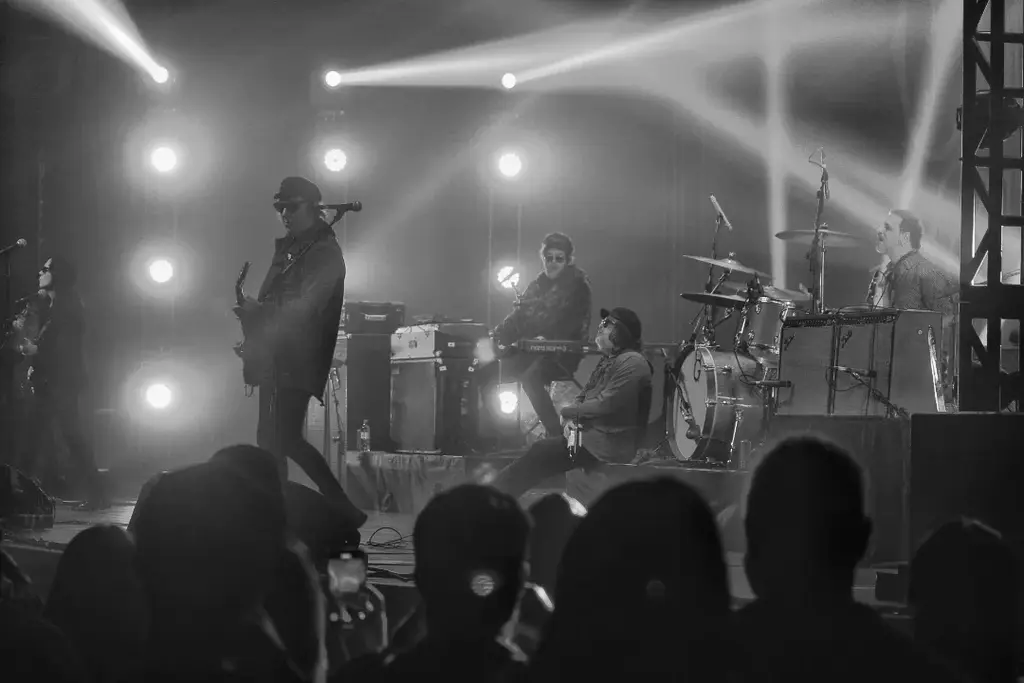 Com oito álbuns de estúdio e uma carreira marcada por hits como “Você Não Sabe o que Perdeu” e “Sinceramente”, a Cachorro Grande consolidou seu espaço entre as principais bandas do rock brasileiro nos anos 2000. (Foto: Reprodução redes sociais)