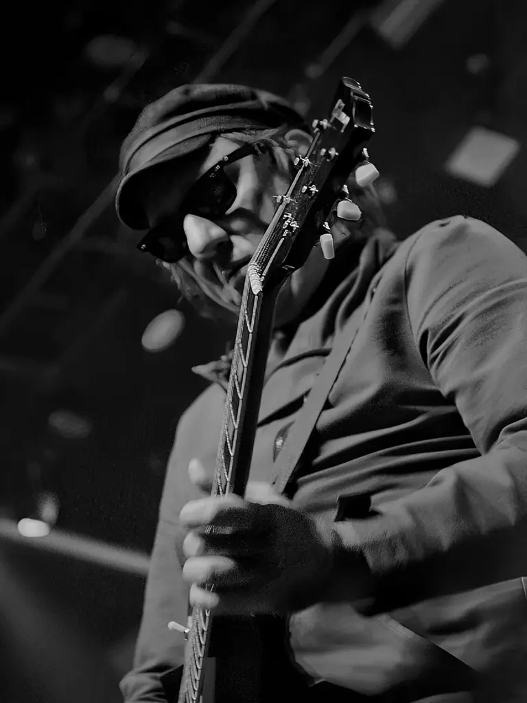 Em maio de 2018, a banda anunciou a saída de Marcelo Gross. Hoje, o guitarrista retornou para a formação atual. (Foto: Reprodução redes sociais)