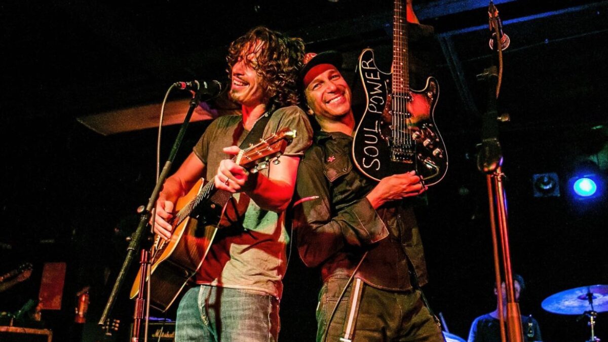 Tom Morello diz ainda sentir impacto da morte de Chris Cornell: “Sinto falta todos os dias”
