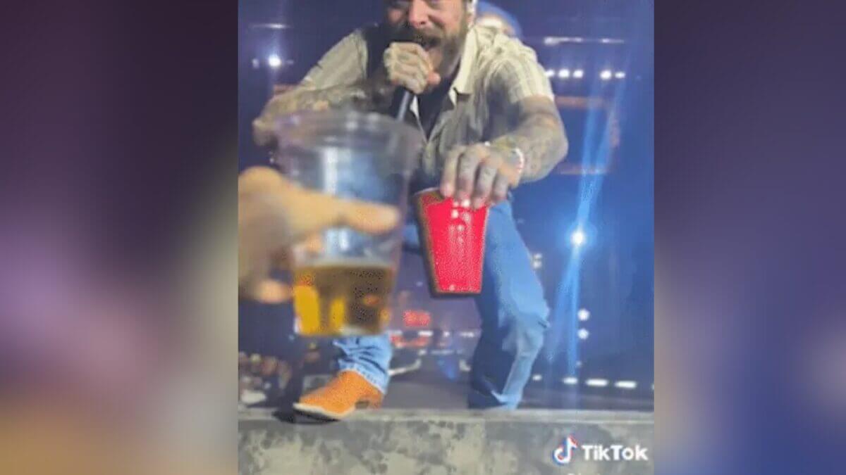Post Malone despenca do palco durante brinde com fã em show; veja o vídeo