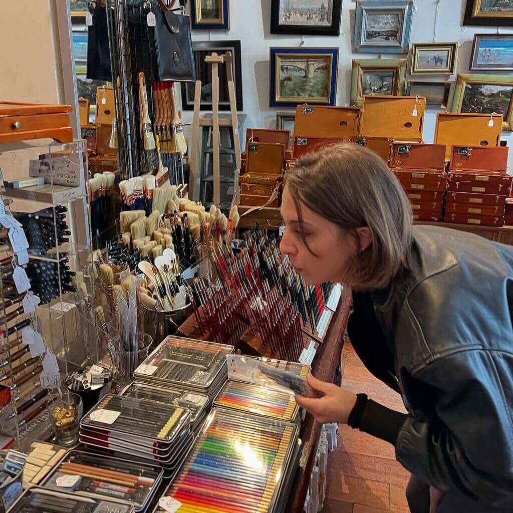 Emma Webster com materiais de arte