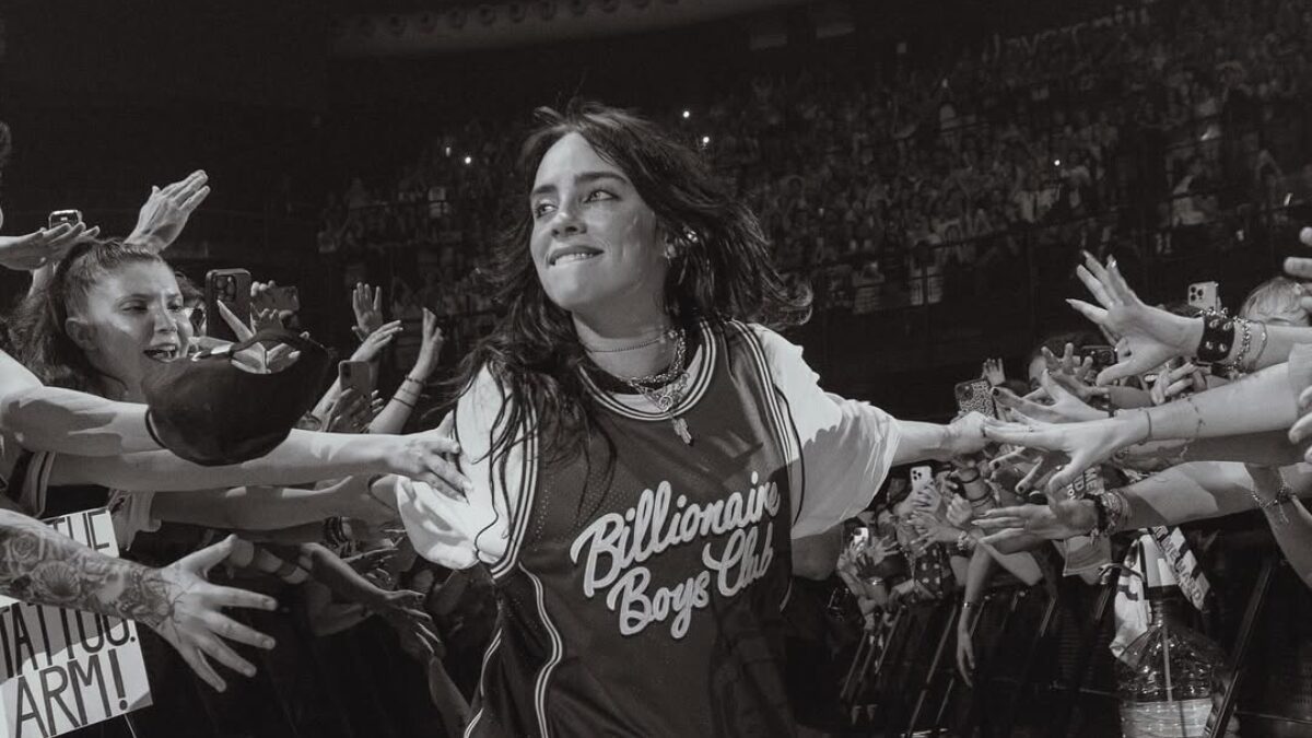 Billie Eilish vira alvo de críticas após citar aparência da plateia em show: “Iguais a mim”