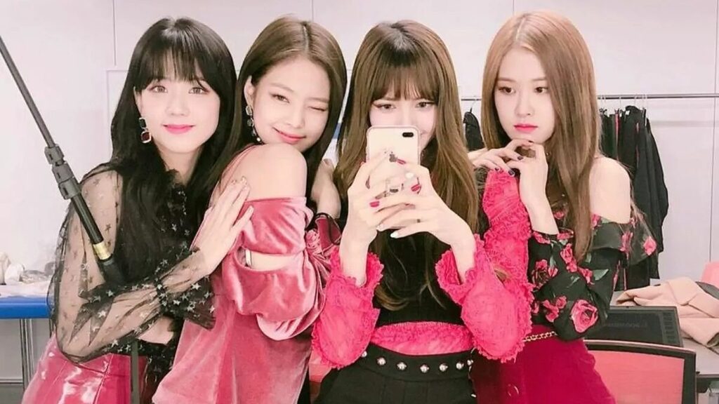 O Blackpink anunciou seu retorno com o single "JUMP" em julho de 2025, após um hiato de quase três anos (Foto: Reprodução, Redes Sociais)