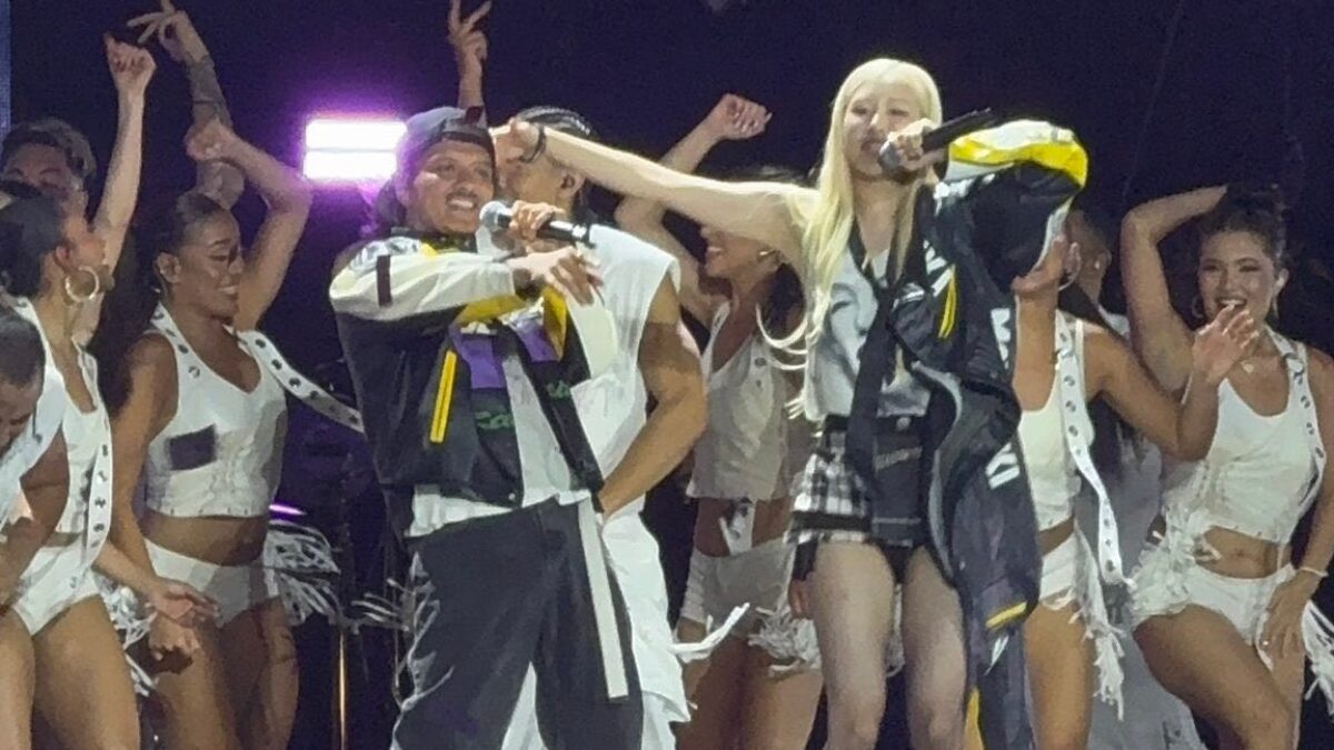 Rosé convida Bruno Mars para cantar “APT.” em show do BLACKPINK; VÍDEO