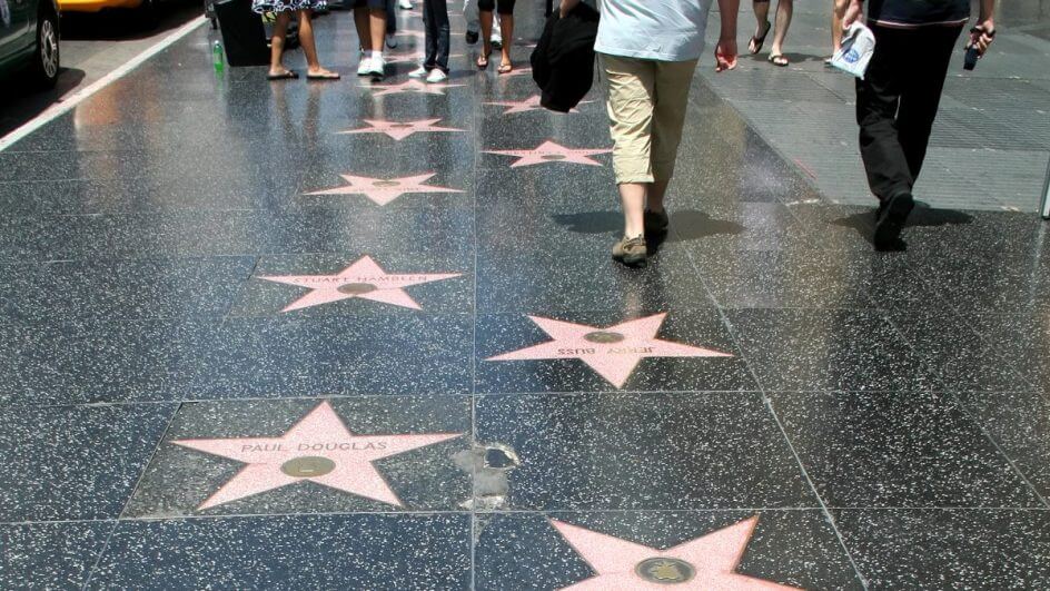 O que é e como se ganha uma estrela na Calçada da Fama, maior símbolo de status em Hollywood