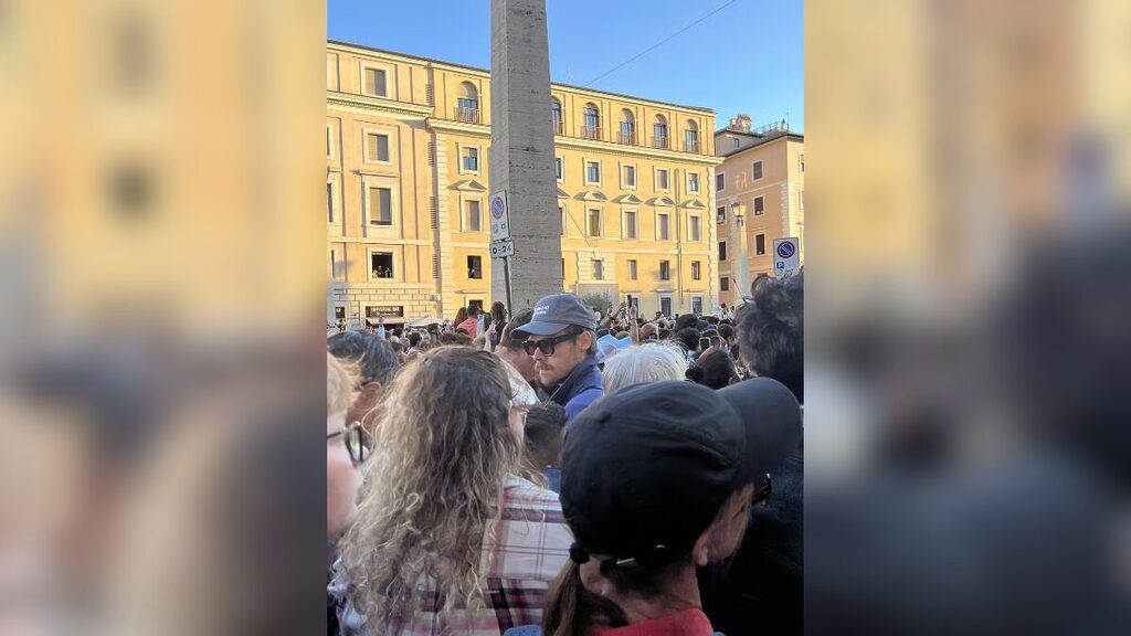 Fã diz ter visto Harry Styles durante anúncio do Papa Leão XIV (Foto: Reprodução, Redes Sociais)