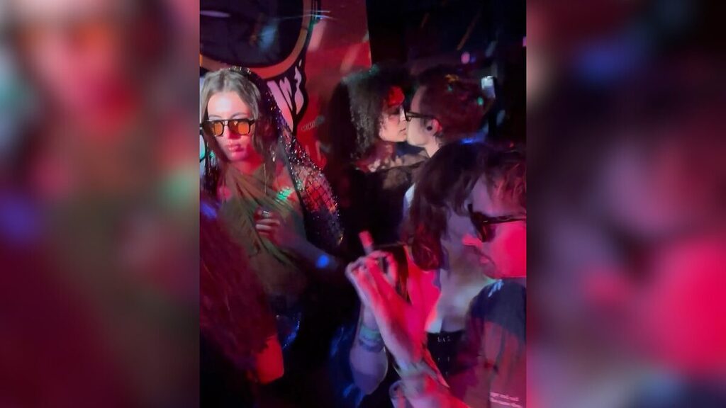 Harry Styles foi flagrado aos beijos durante o Festival de Glastonbury, em junho (Foto: Reprodução, The Sun)