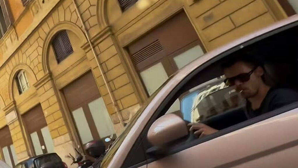 Harry Styles estaciona carro de fã na Itália (Foto: Reprodução, Redes Sociais)