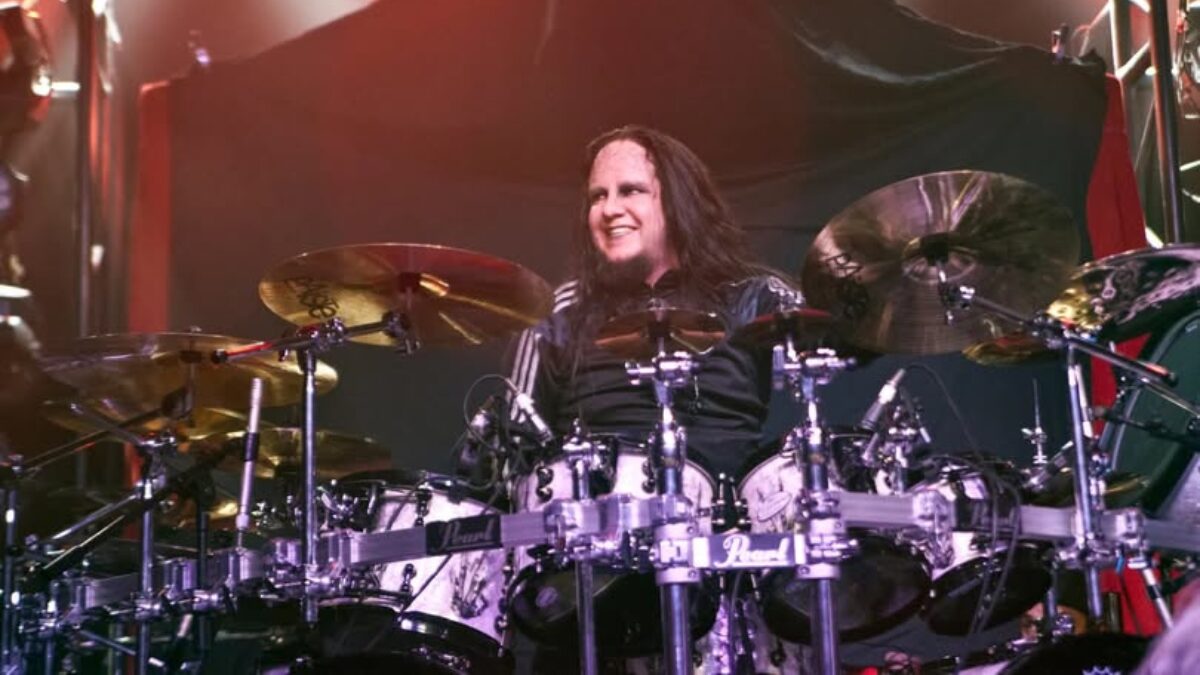 Quem é a baterista brasileira que vai substituir Joey Jordison em show de banda pós-Slipknot