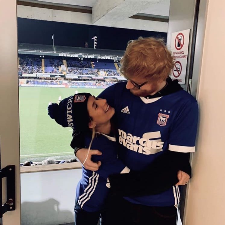 foto para ilustrar ed sheeran e sua esposa