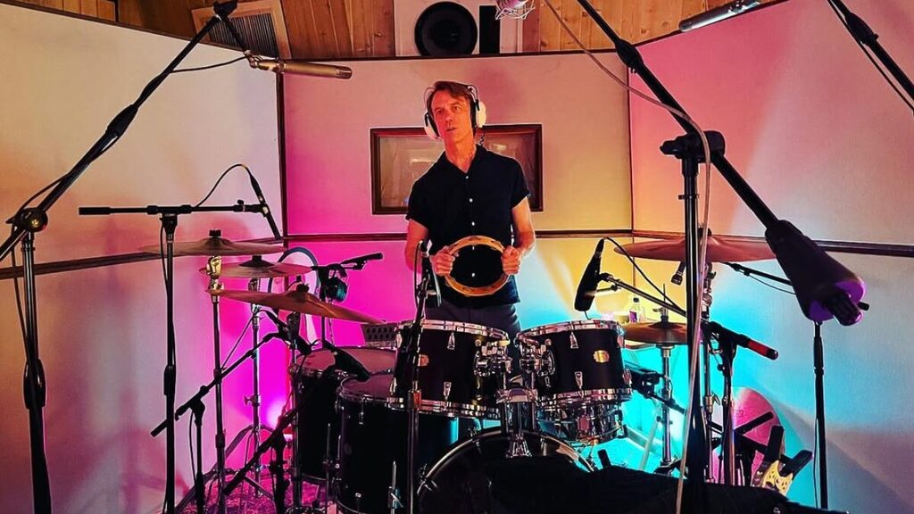 Seu primeiro trabalho com o grupo foi a gravação do cover de "Last Kiss" (Foto; Reprodução, Redes Sociais)