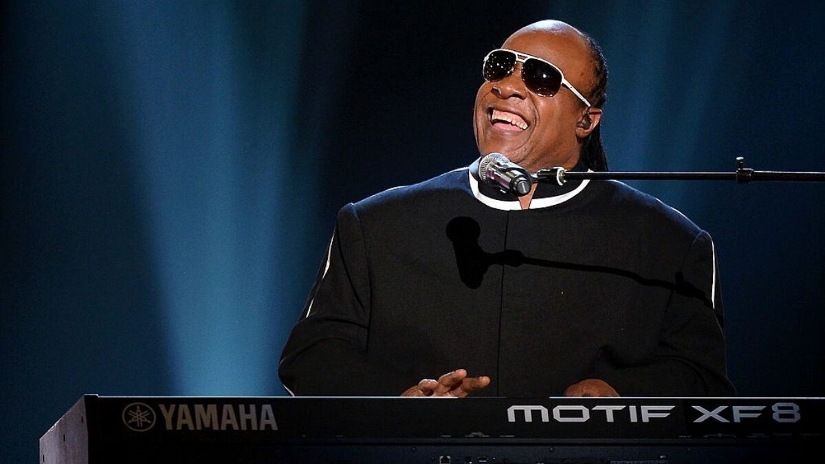 Stevie Wonder fala sobre rumores de que ele não é cego: “Foi uma benção”