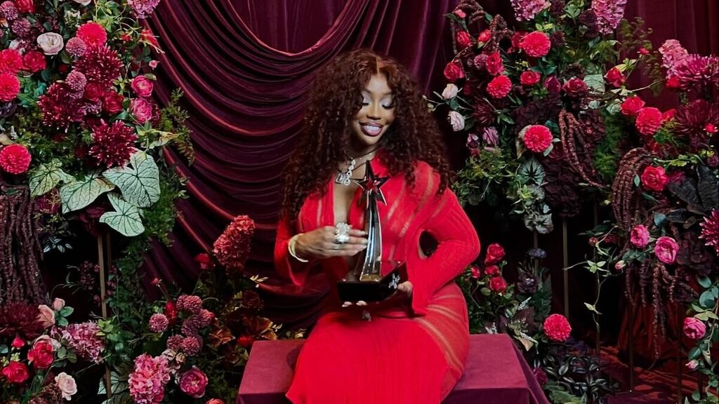 SZA lançou o álbum “SOS” em dezembro de 2022, liderando a Billboard 200 por dez semanas. (Foto: Reprodução, Redes Sociais)