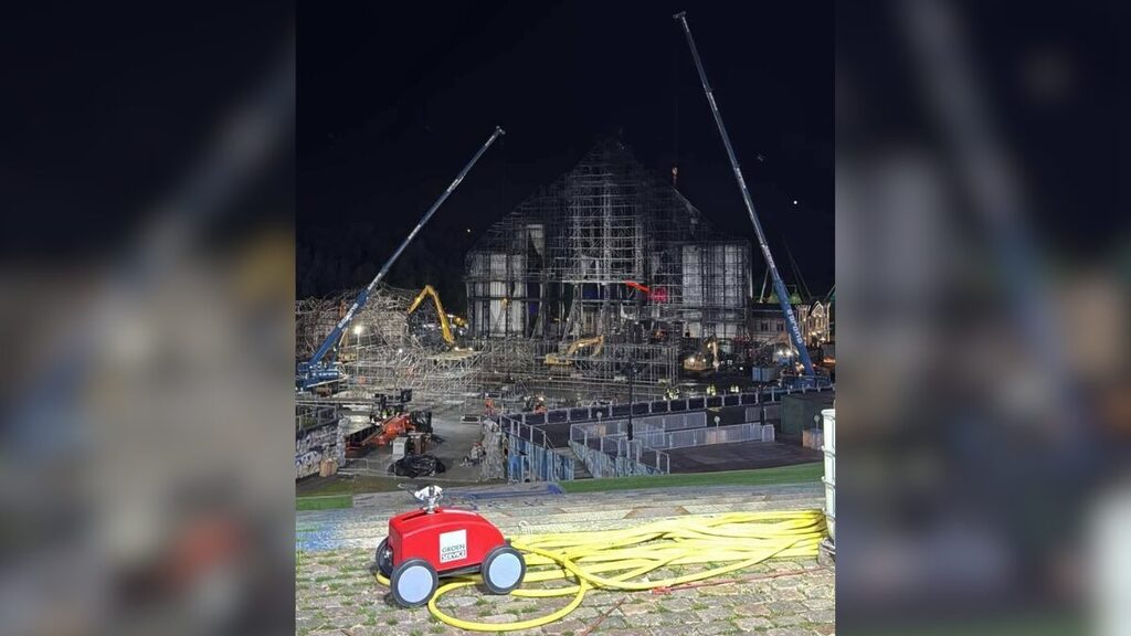 Imagens compartilhadas por internautas mostram reconstrução do palco na madrugada desta sexta-feira (Foto: Reprodução, Redes Sociais)
