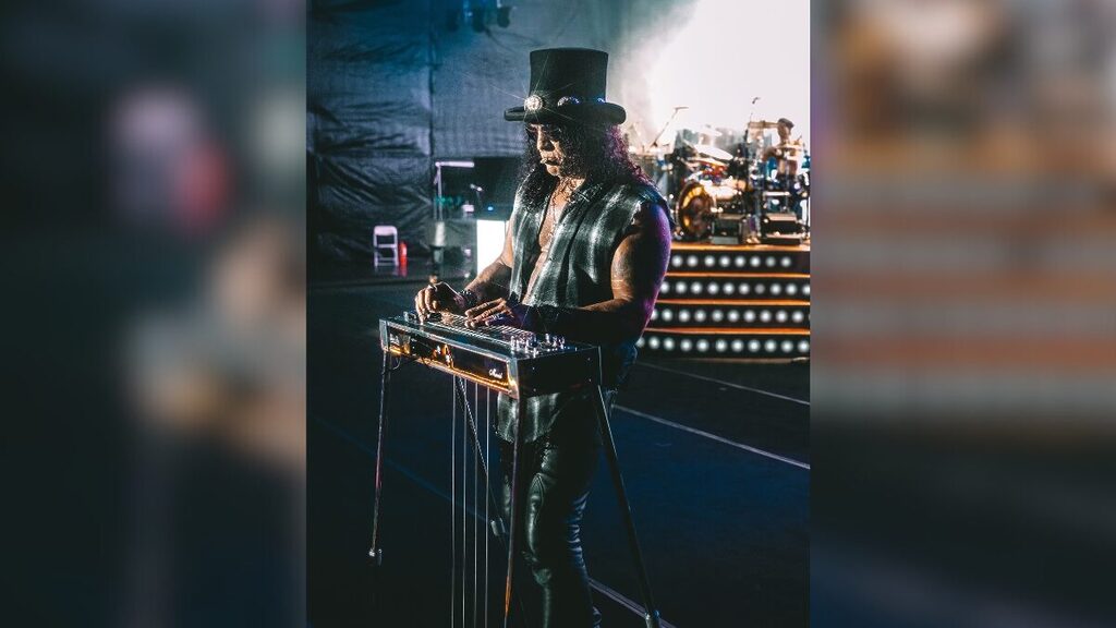 Recentemente, Slash confirmou que o novo álbum do Guns N’ Roses está em desenvolvimento, pois há muito material acumulado — no entanto, ainda não há previsão oficial de lançamento. (Foto: Reprodução/Redes Sociais)