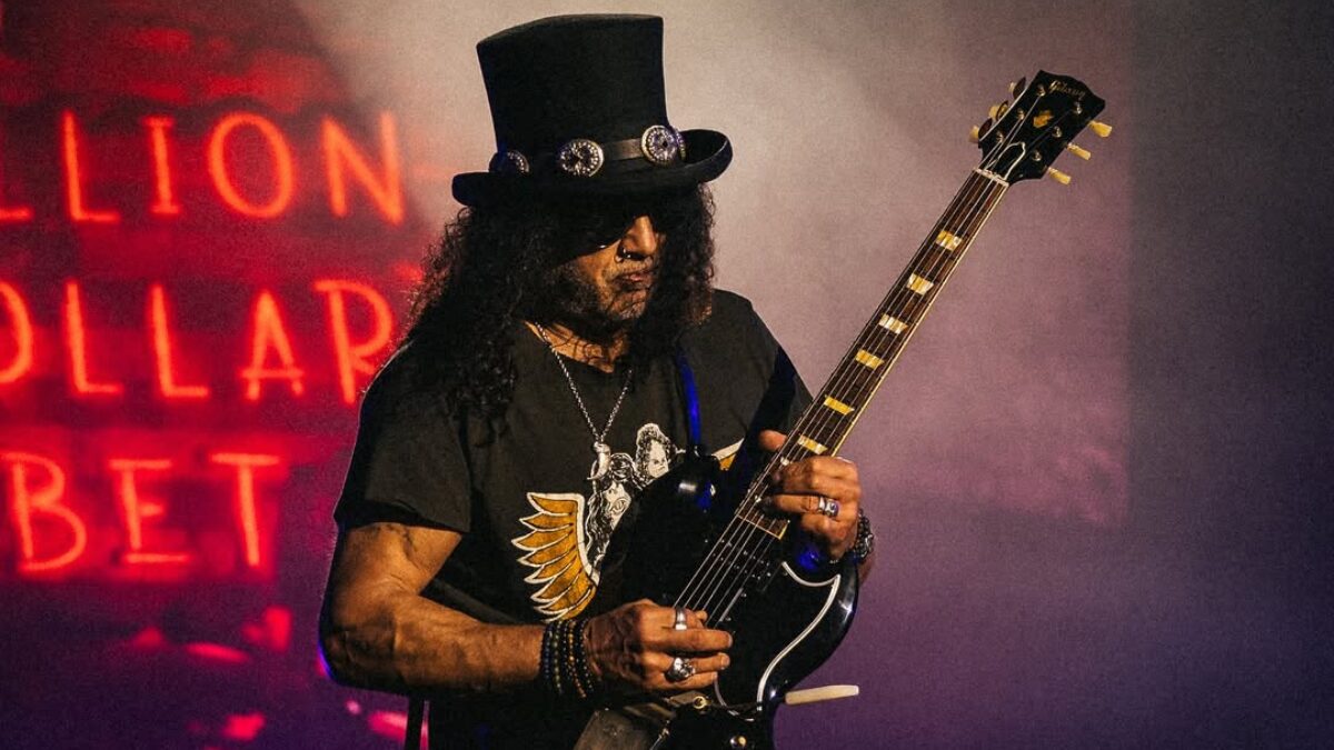 Slash afirma que novo disco do Guns N’ Roses “está chegando”