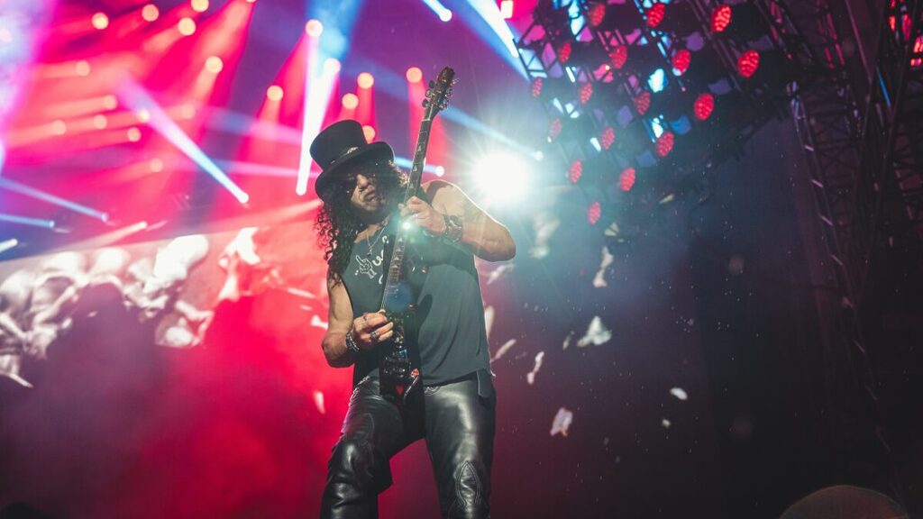 Junto de Axl Rose, Slash e Duff McKagan impressionaram o público com solos de guitarra e baixo (Foto: Guns N' Roses)