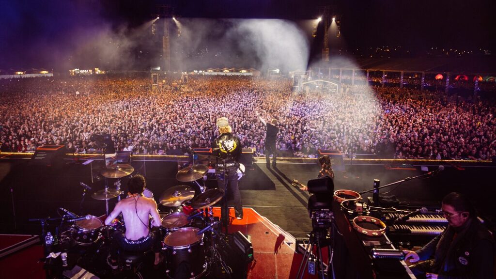 Durante o show, a banda realizou um tributo à Ozzy Osbourne com a música "Sabbath Bloody Sabbath" (Foto: Guns N' Roses)