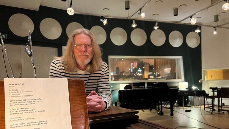A transmissão vai contar com blocos de música e entrevistas curtas com o cantor (Foto: Divulgação/Humberto Gessinger)
